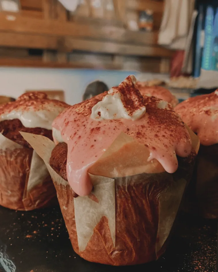 Muffins au glaçage rose et fraises
